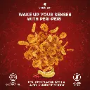 Póster de Sabor_ YUMBIZZ™ Spicy Banana Chips Peri-Peri Masala - Pasión Picante.webp